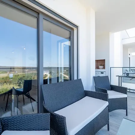 Apartamento A Gaivota - Walking Distance To Monte Clerigo And Amoreira Beaches *